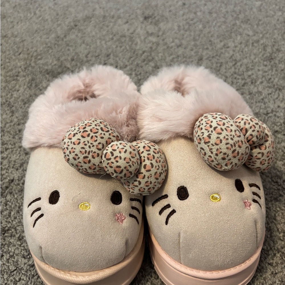 NWOT Hello Kitty plush platform slippers size 7.5-8.5 - Picture 2 of 8